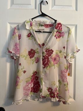 Notations White Short-Sleeve Floral Button-Up Blouse with Pink Blooms. 2Piece